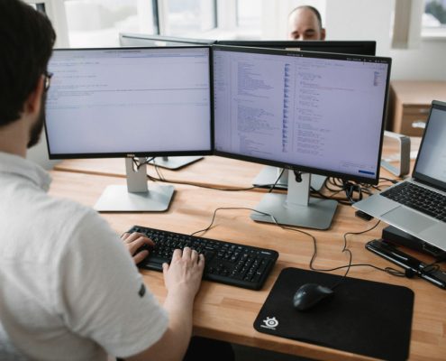 Die neu eingerichteten Schreibtische im neuen Büro