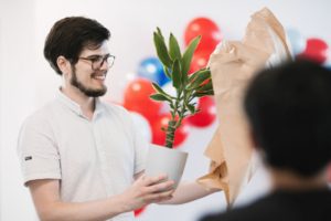 Florian Ludwig erhält Geschenk bei Grey Rooks Einweihungsparty