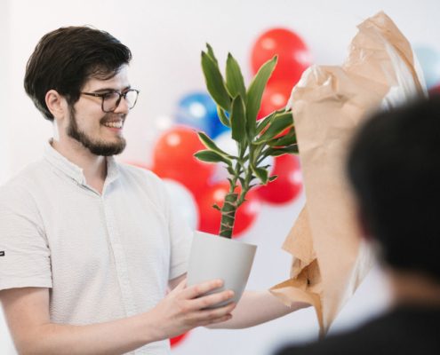 Florian Ludwig erhält Geschenk bei Grey Rooks Einweihungsparty