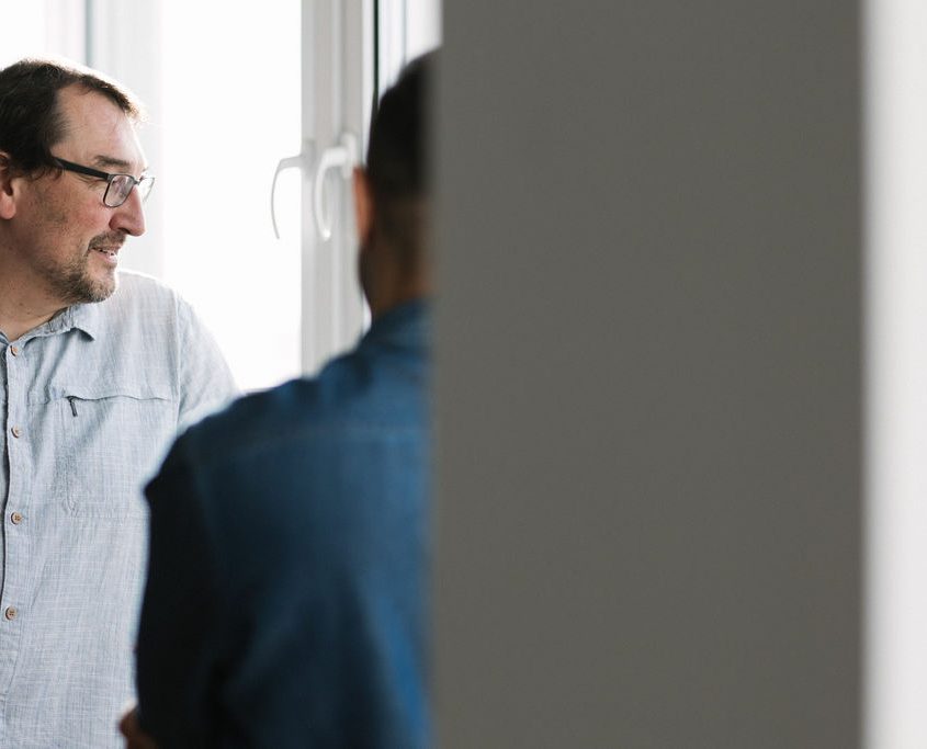 Mitarbeiter genießen den Ausblick vom neuen Büro