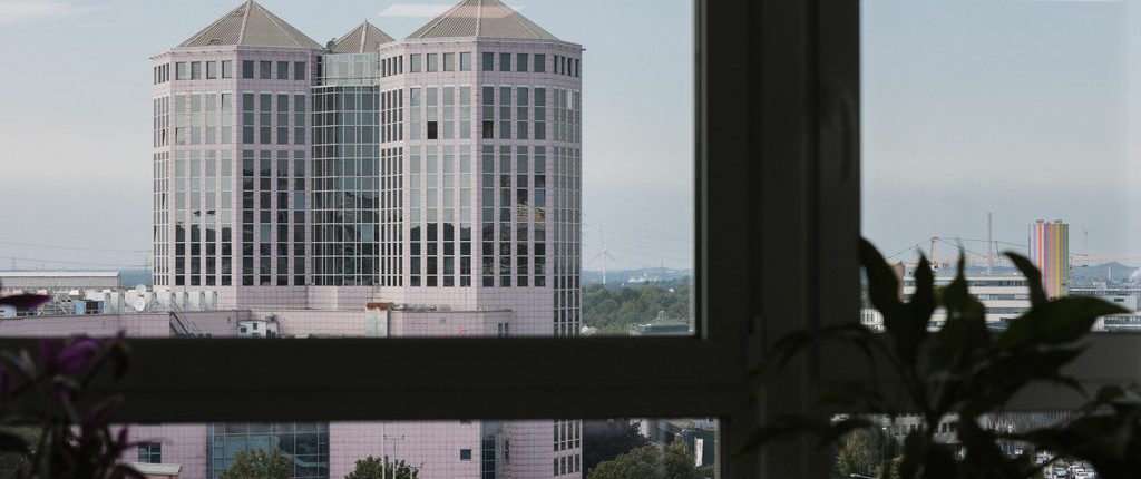 Der Blick auf die Uni-Gebäude aus dem neuen Büro von Grey Rook